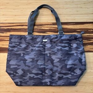 NWOT Baggallini Large Gray Camo Tote Bag